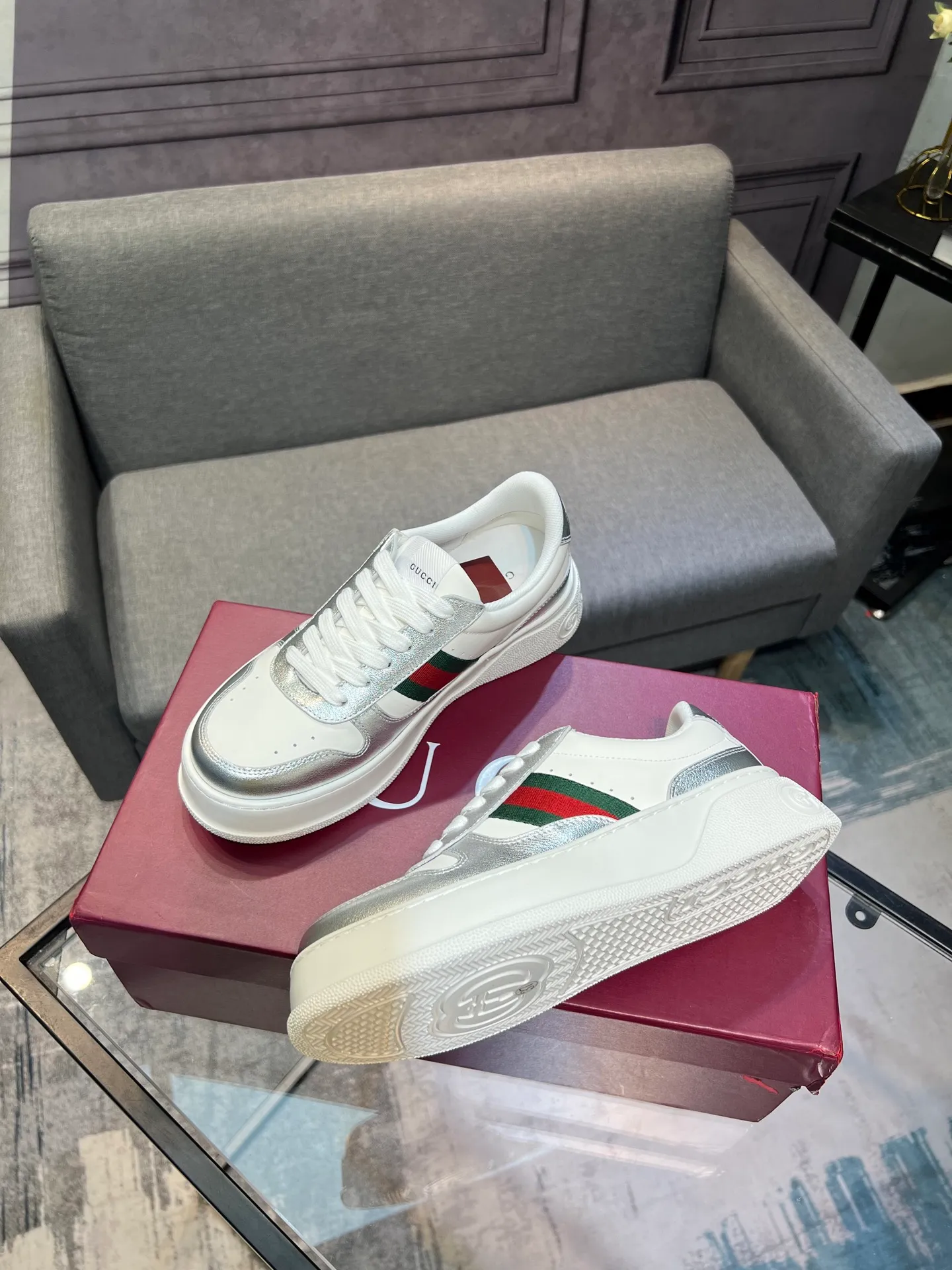 Men's men's shoes💰640 Gucci counter's latest couple's biscuit shoes‼ ️ 👑Purchasing agent level Gucci’s latest IP lightweight thick-soled white shoes can be put on your feet in seconds**4CM! ! Simple, easy to match and full of retro charm ~ the latest anti-counterfeiting cloth label on the tongue. And with electronic chip anti-counterfeiting.   The upper is made of imported environmentally friendly water-dyed calfskin, with a +1:1 fly-woven mesh surface to absorb sweat and an inner lining! Fly-knitted leather molded latex insole. Original IP lightweight outsole, one-piece injection molding, super comfortable and elastic, size: female 35-40 (female 41 customized) male 39-44 (male 38.45 46 customized)